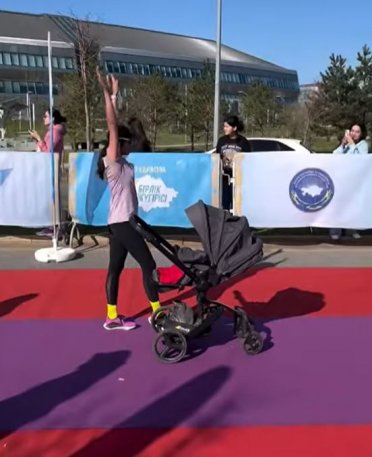 An Astana woman with her son in a baby stroller ran 10 km