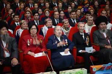 Türkmenistanyň Prezidenti uruş weteranlaryna sowgatlary gowşurmak baradaky Permana gol çekdi