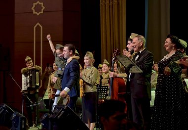 Фоторепортаж с концерта «Письма с фронта» в исполнении оркестра Тахира Атаева