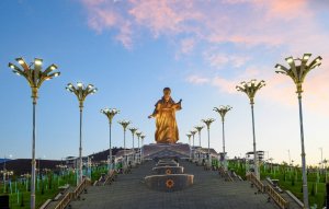 Aşkabat'ta şair Mağtımgulı Pırağı'nın anıtı açıldı