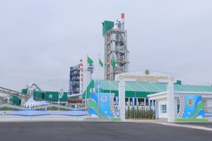 Президент Туркменистана открыл вторую очередь Бахерденского цементного завода
