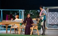 Fotoğraf raporu: Aşkabat'ta yeni bir komedi oyunu “Kadınlar Dünyanın Güzelidir” gösterildi
