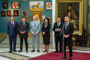 К 100-летию народного художника Туркменистана Айхана Хаджиева в Ашхабаде открылась выставка
