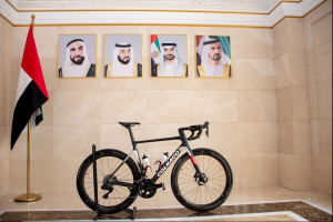 Президенту Туркменистана преподнесен в дар велосипед велокоманды «Team Emirates»