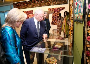 Уникальные туркменские украшения и народные костюмы представлены на выставке в Баку