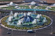 Этот комплекс на въезде в международный аэропорт Ашхабада вошел в Книгу рекордов Гиннеса как объединяющий самое большое число фонтанов в общественном месте.