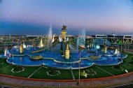 Этот комплекс на въезде в международный аэропорт Ашхабада вошел в Книгу рекордов Гиннеса как объединяющий самое большое число фонтанов в общественном месте.