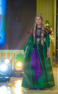 Модный показ в Ашхабаде: Дома моды Mähirli Zenan, Nur Ýupеk и Peýker