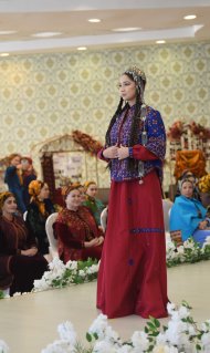 Aşkabat'ta defile: Mähirli Zenan, Nur İpek ve Peiker moda evleri