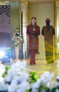 Модный показ в Ашхабаде: Дома моды Mähirli Zenan, Nur Ýupеk и Peýker