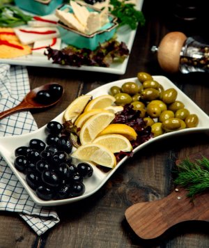 What is the difference between olives and black olives