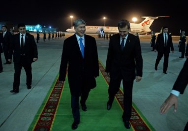 Сегодня вечером в Ашхабад с официальным визитом прибыл Президент Кыргызской Республики Алмазбек Атамбаев