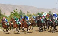 Праздничные скачки и торжества ко Дню туркменского скакуна состоялись в Туркменистане