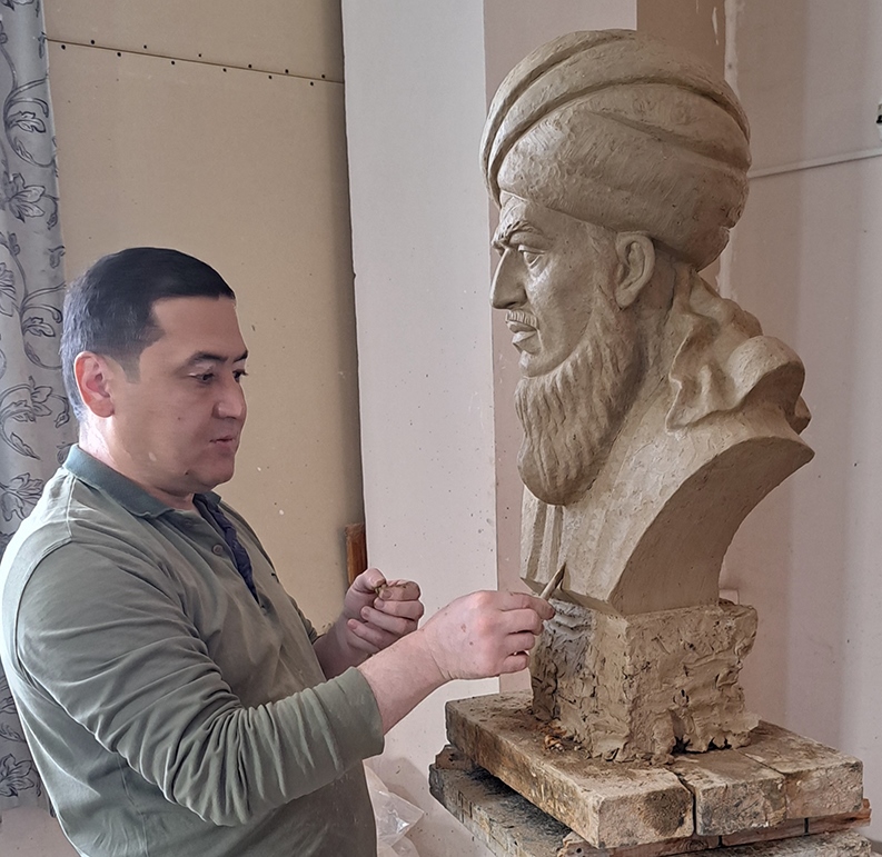 
Tanymal heýkeltaraş Daşoguzdaky muzeýe Pyragynyň heýkelini sowgat berdi 