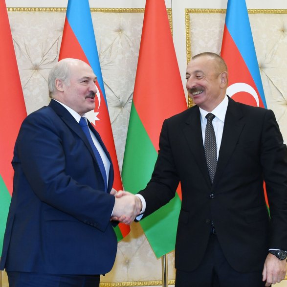 
Aleksandr Lukaşenko resmi sapar bilen Azerbaýjana bardy 