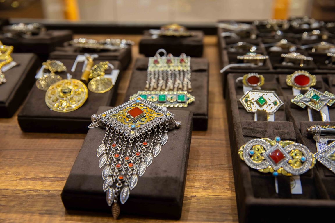 
Miras Jewellery: siz barada sessiz gürrüň berjek şaý-sepler 