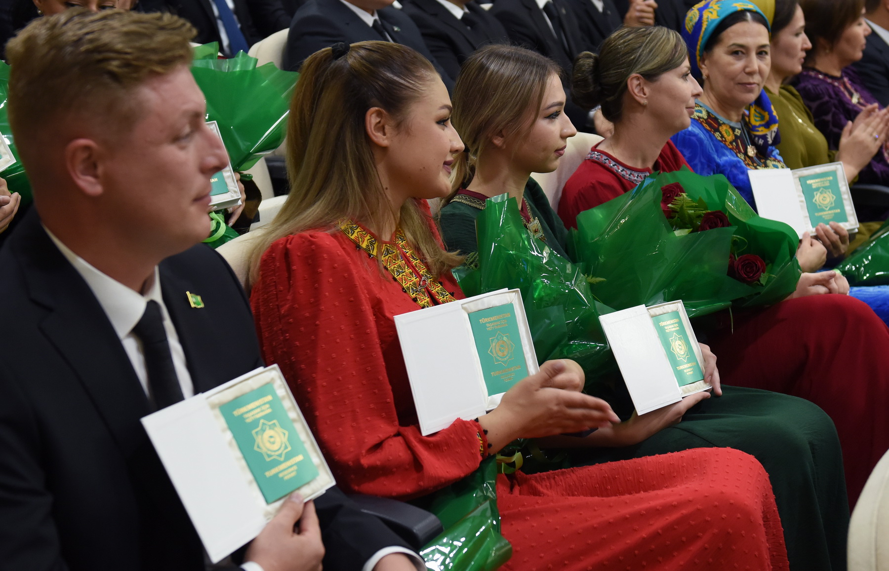 
Türkmenistanyň raýatlygyna kabul edilenlere pasportlary gowşurylyş dabarasyndan fotoreportaž 