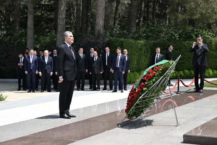
Gurbanguly Berdimuhamedow Azerbaýjanda Geýdar Aliýewiň guburyna gül  goýdy 