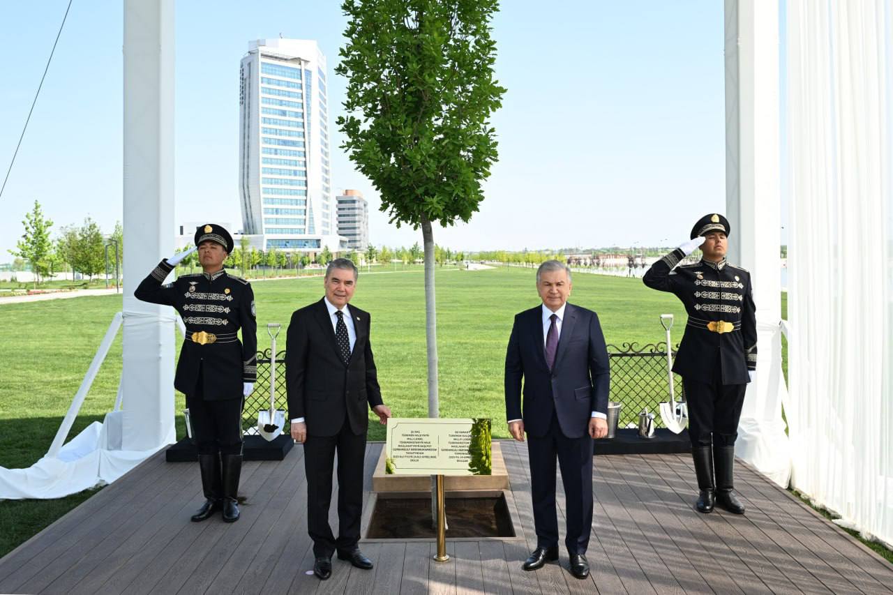 Türkmen halkynyň Milli Lideri hem-de Özbegistanyň Prezidenti bilelikde agaç nahalyny oturtdylar