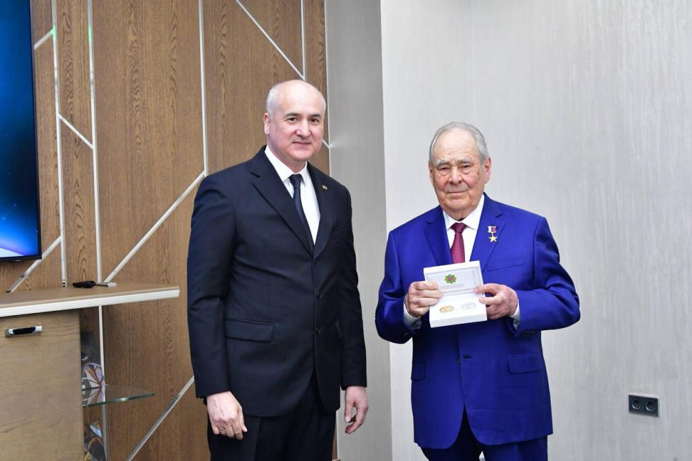 
Mintimer Şaýmiýewe Türkmenistanyň «Magtymguly Pyragynyň 300 ýyllygyna» atly ýadygärlik nyşanlar toplumy gowşuryldy 