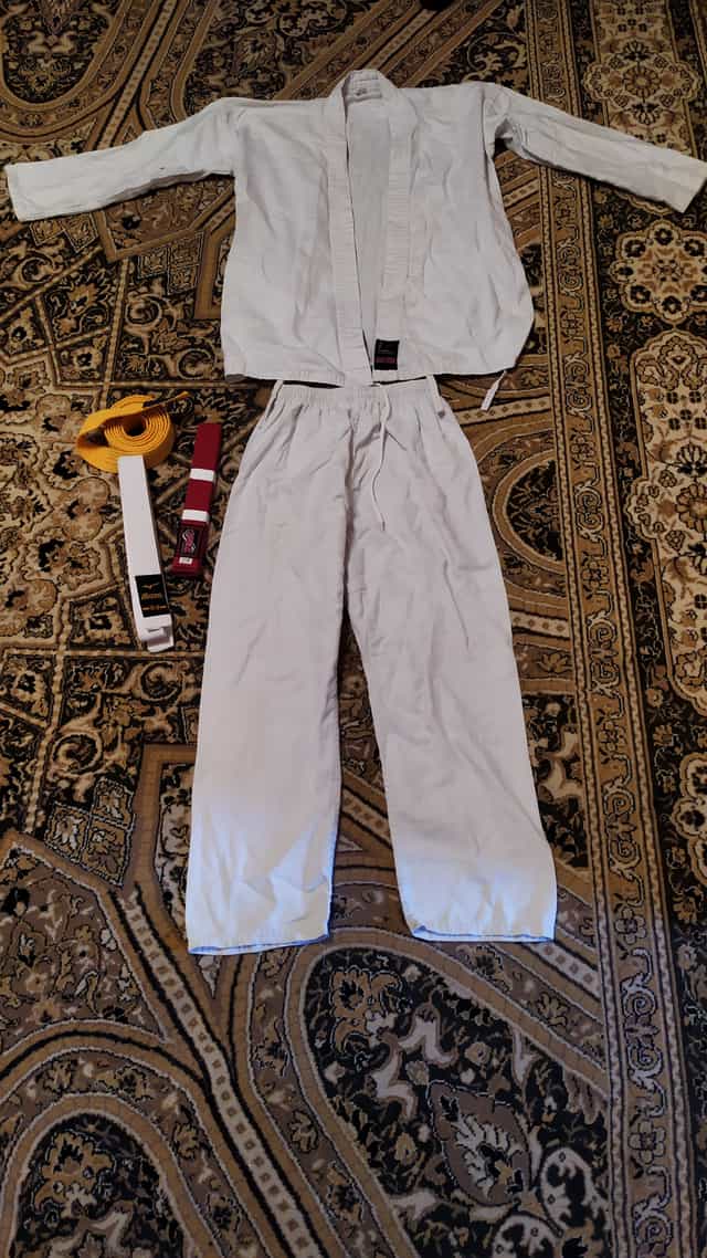 Кимоно Каратэ с поясами в комплекте продаётся 