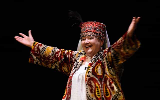 Horezm teatrynyň "Şasenem Garyp" spektaklynyň Aşgabatdaky görkezilişinden fotoreportaž