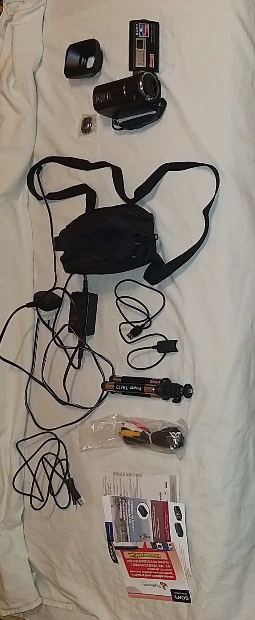 Продаётся видеокамера sony handycam hdr pj 600 20.4 megapixels . почти новая. полный комплект пульт управления дополнительная память 64gb