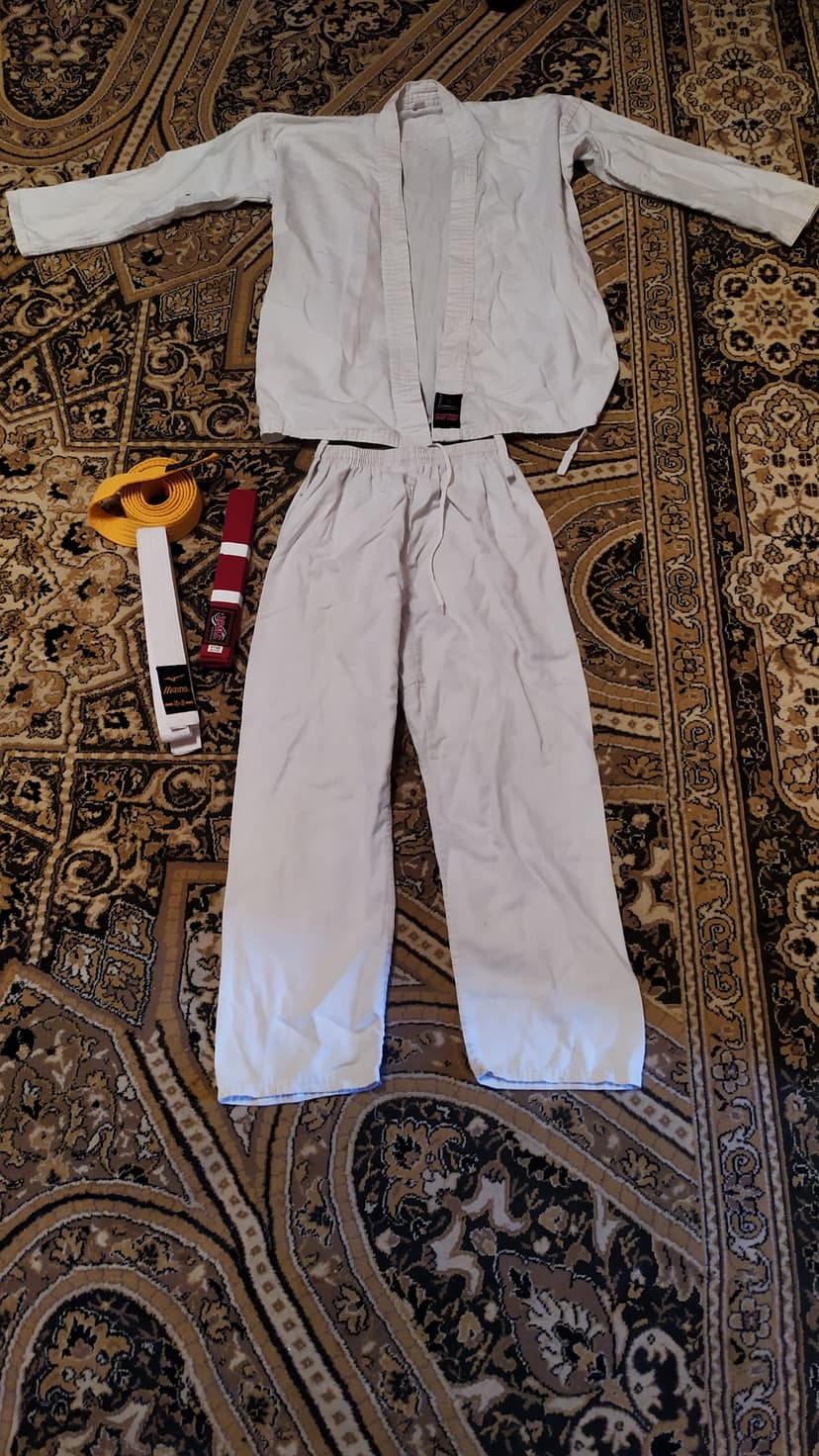 Кимоно Каратэ с поясами в комплекте продаётся 