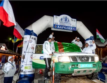 Туркменские автогонщики  успешно выступили на первом этапе Кубка мира по снежно-ледовым гонкам