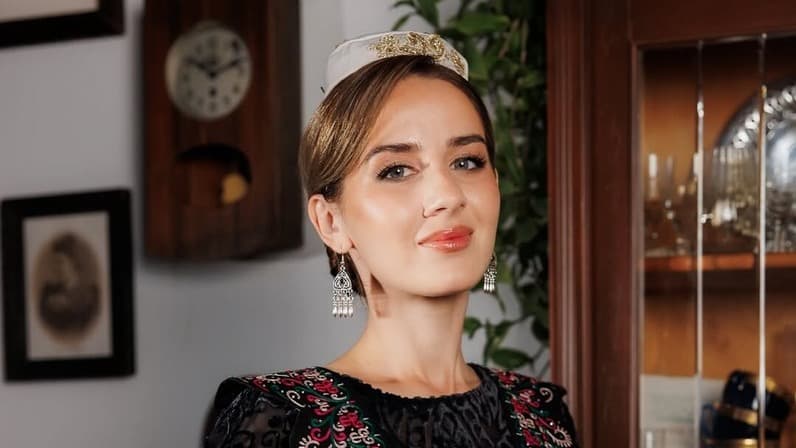 Türkmen güzel “Tatar Kızı” güzellik yarışmasının tacını ve bir Lada otomobil kazandı