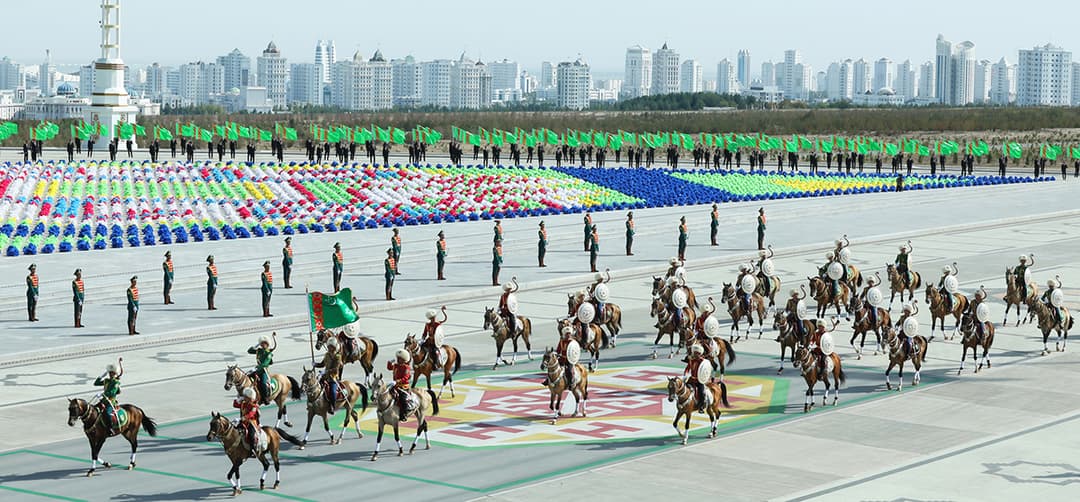 Конные подразделения стали украшением парада в честь 32-летия независимости Туркменистана