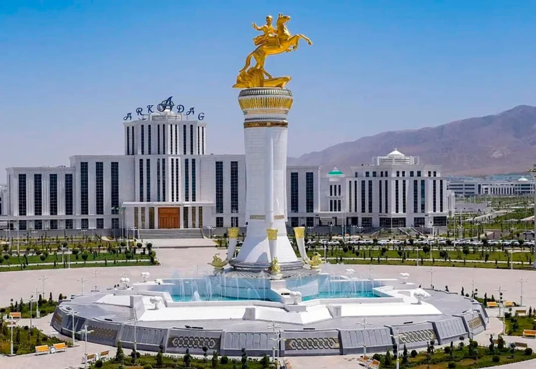 Президент Туркменистана поздравил жителей Аркадага со второй годовщиной открытия города