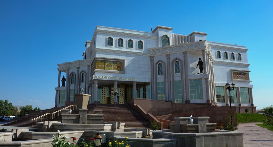 Жительница Байрамали передала Марыйскому музею ценный артефакт