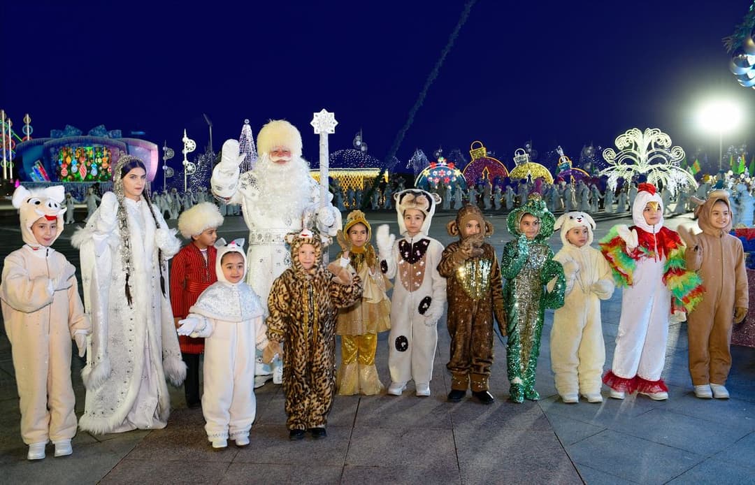 Зажглись огни на главной новогодней ёлке Туркменистана