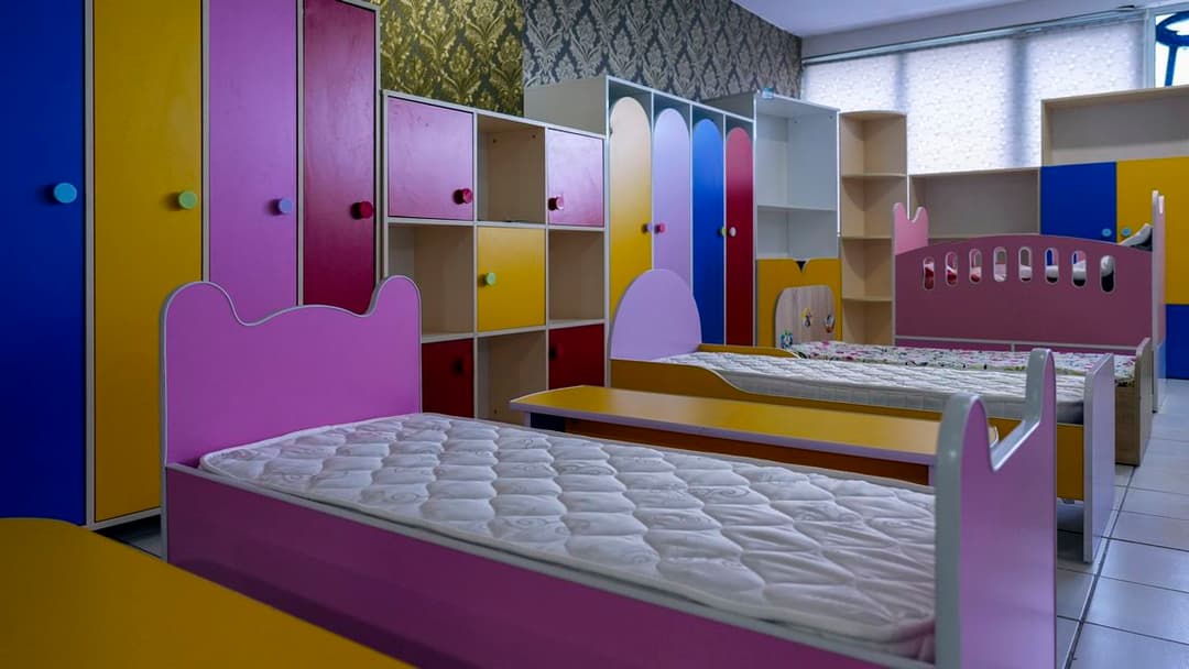 Туркменская фабрика Aýbölek производит кухонную мебель для новых домов в городе Аркадаг