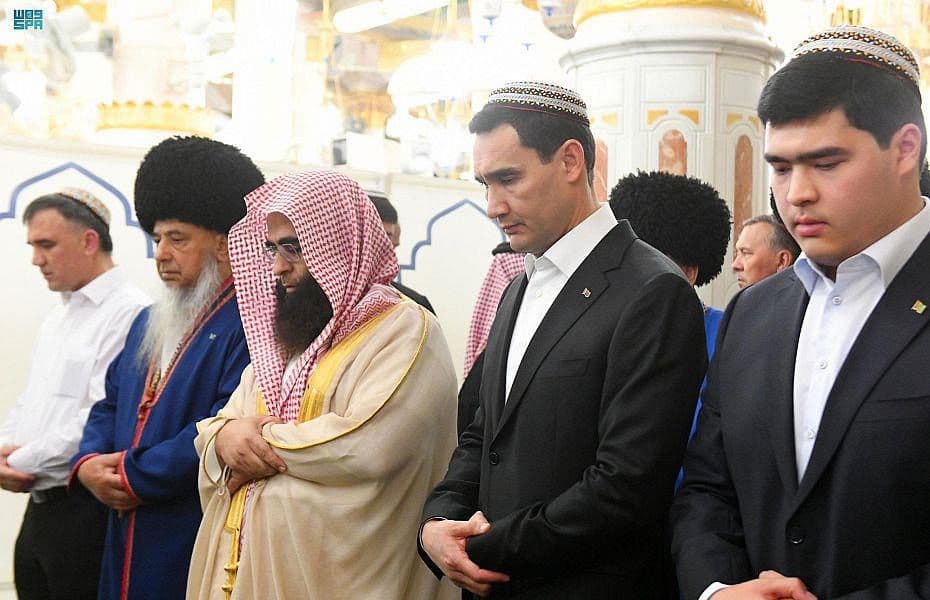 Сердар Бердымухамедов совершил намаз в мечети пророка Мухаммеда