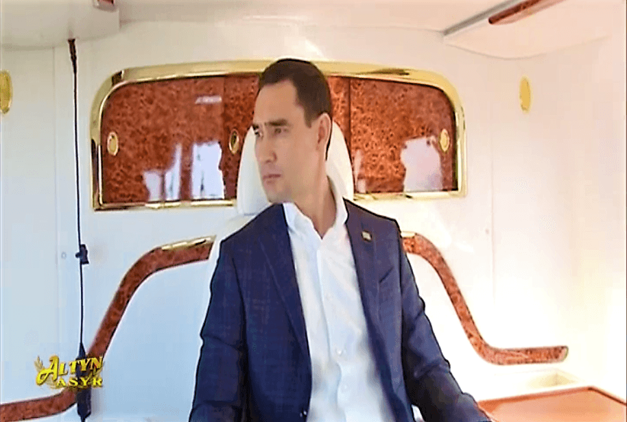 Сердар Бердымухамедов совершил облёт новостроек Ашхабада и Ахала