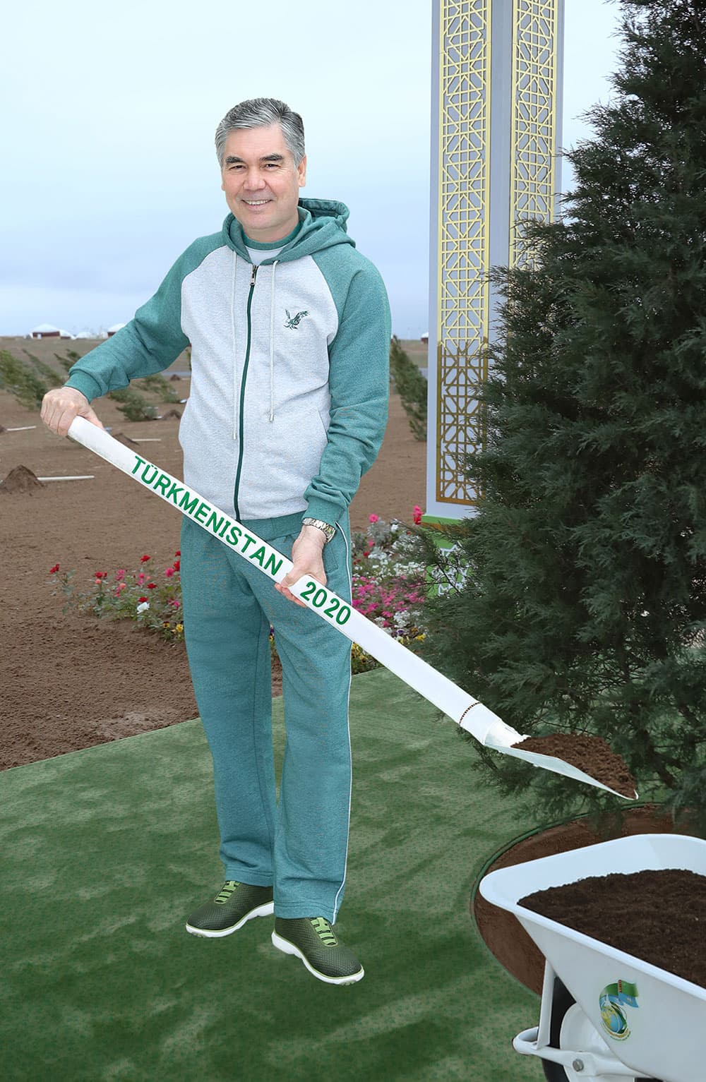 Президент Туркменистана посадил молодое дерево арчи, дав старт весенней озеленительной кампании