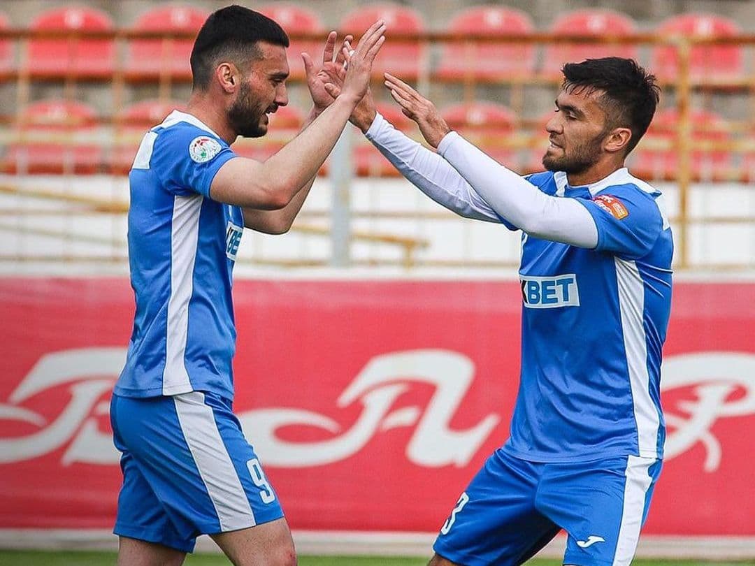 Süleýman Muhadow Täjigistanyň futbol çempionatyndaky ilkinji duşuşygyny geçirdi