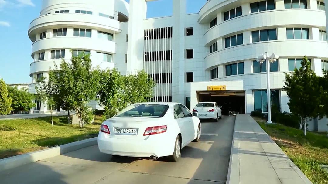 Türkmenistanyň ýol polisiýasy wideolar arkaly durmak kadalaryny bozulmasy üçin jerimeler barada duýdurýar