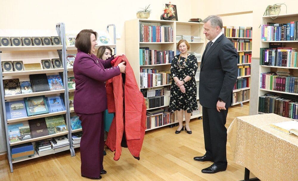 В Туркменистане Игорю Бабушкину в день его рождения подарили национальный костюм