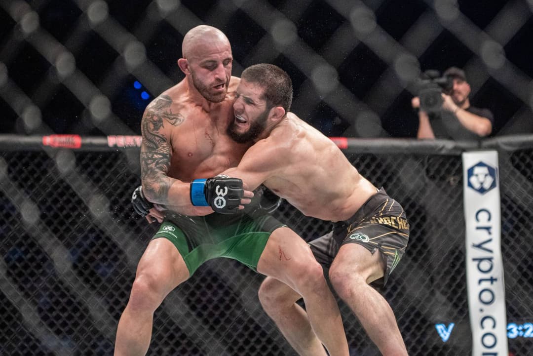 UFC 294: Волкановски заменит Оливейру в поединке с Махачевым