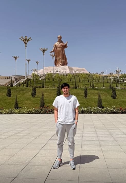 Сердар Азмун посетил Ашхабад и поделился фотографиями из парка «Махтумкули»