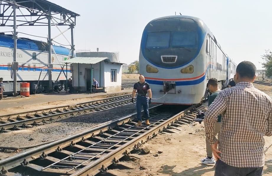 Türkmenistanly Dawid Melkumow 120 tonnalyk teplowozy 2,7 metr süýşürdi