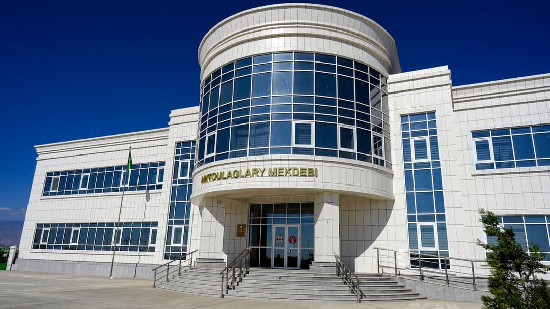 «Türkmenawtoulaglary» agentliginiň Awtomobil mekdepleriň birleşigi howply ýükleri daşamak boýunça okuwlary geçirýär