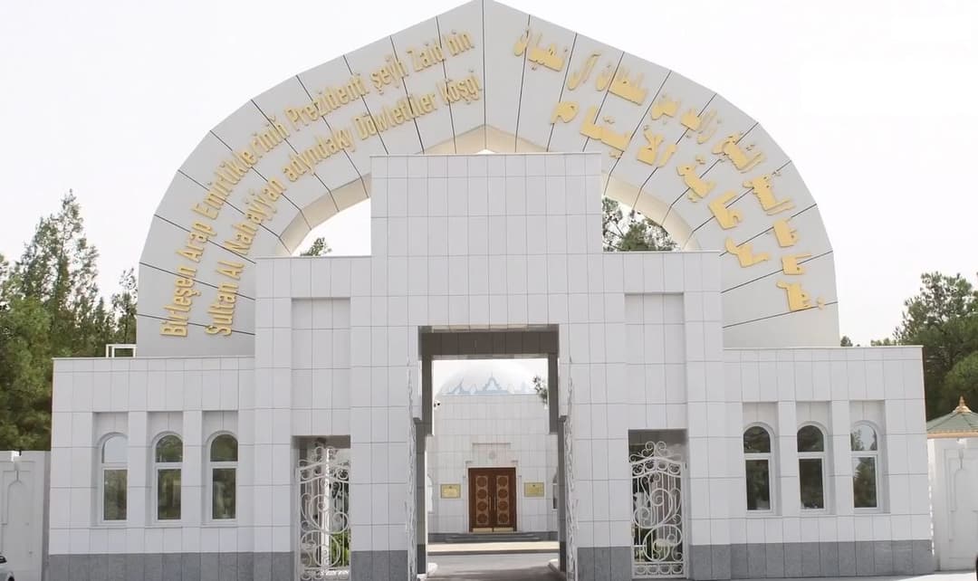 BAE-niň ilçisi Döwletliler köşgünde terbieýelenilýän çagalara 270 sany mekdep sumkasyny hem-de 20 sany kompýuter sowgat berdi