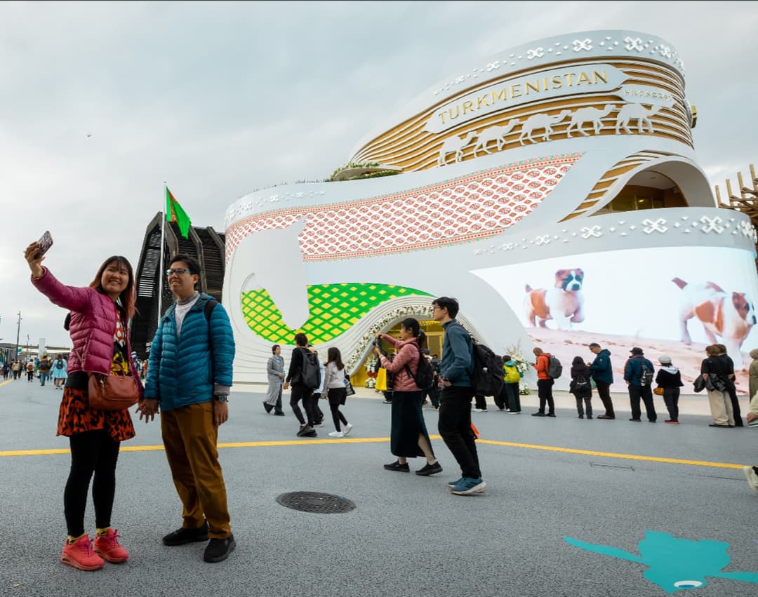 Syýahatçylar EKSPO-2025 sergisinde Türkmenistanyň pawilýony baradaky suratlary bir-biri bilen paýlaşýarlar