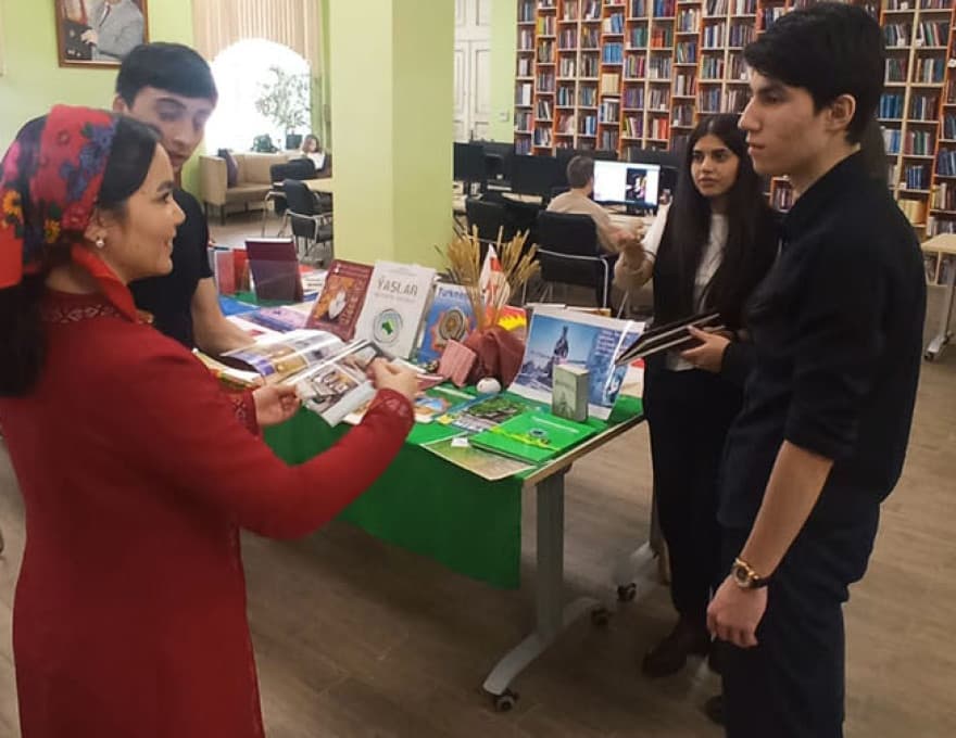 Туркменские студенты в Москве приняли участие в выставке к Международному дню родного языка