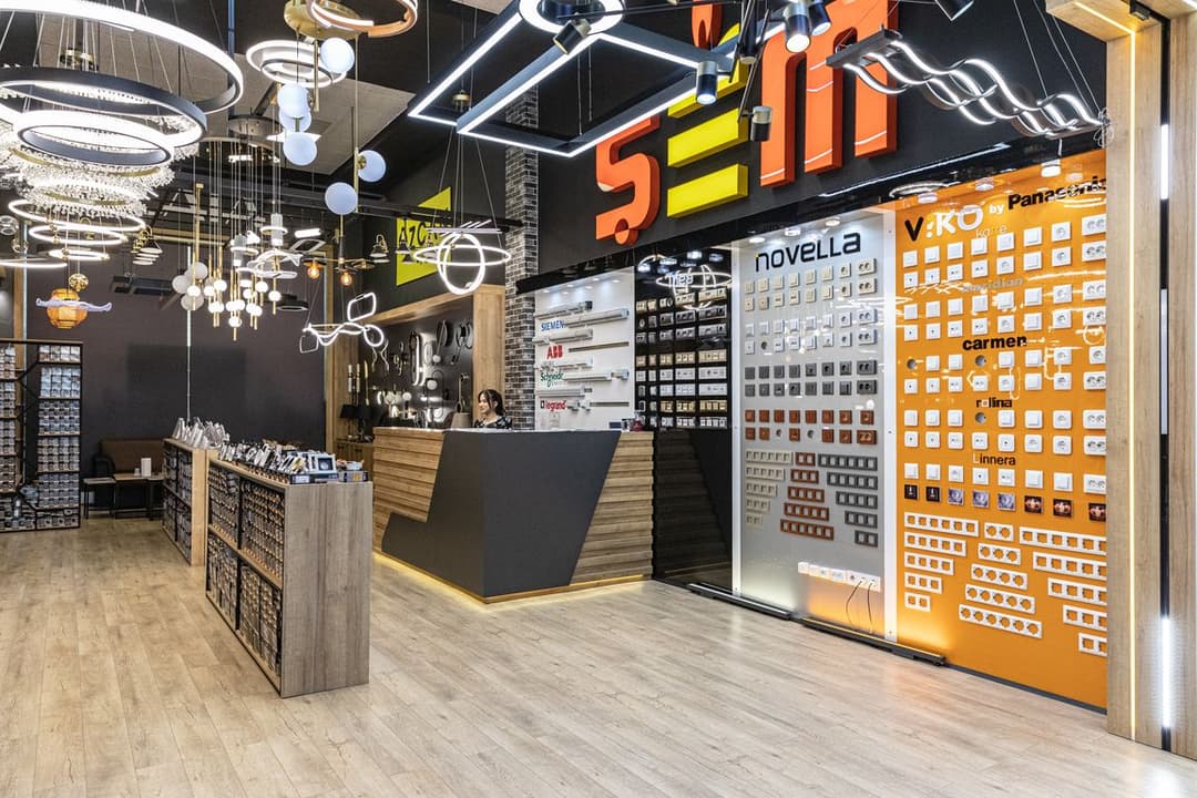 Lýustralaryň we çyralaryň dükany «Şem Electric» yşyklandyryş tehnikalaryny öndüriji öňdebaryjy haryt nyşanlarynyň ýokary hilli nusgalaryny hödürleýär