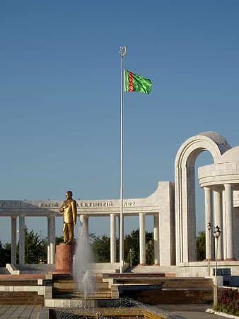 Президент Туркменистана принял участие в церемонии закладки новой велаятской мечети в городе Туркменабат